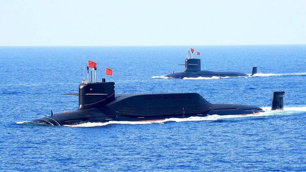 Kapal selam rudal balistik bertenaga nuklir kelas Jin Tipe 094A milik Angkatan Laut Tentara Pembebasan Rakyat China (PLA) terlihat dalam peragaan militer di Laut China Selatan, 12 April 2018. 