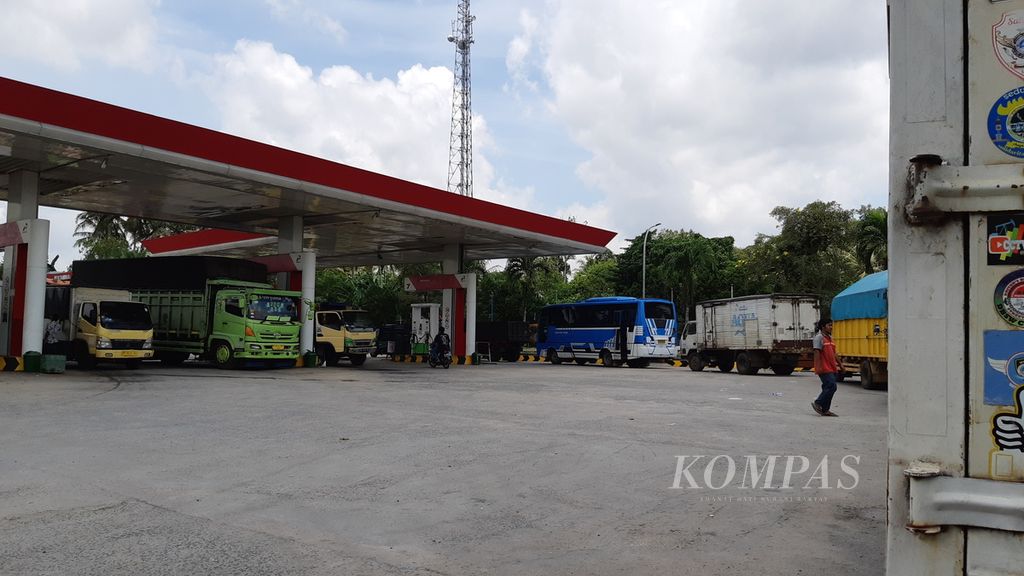 Antrean truk yang hendak mengisi solar di SPBU di Hajimena, Kecamatan Natar, Kabupaten Lampung Selatan, Lampung, Kamis (24/3/2022). Sopir truk mengeluhkan kelangkaan solar bersubsidi yang terus berulang. 