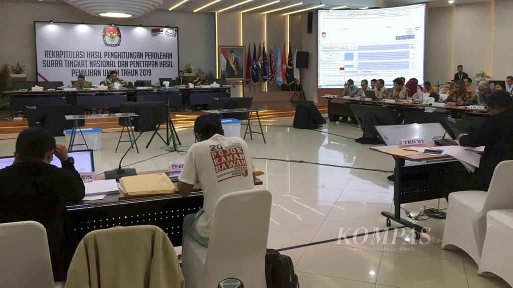Rapat pleno terbuka rekapitulasi hasil penghitungan perolehan suara tingkat nasional, Senin (6/5/2019), dilangsungkan di Gedung Komisi Pemilihan Umum (KPU) Jakarta. Mulai hari itu, rekapitulasi dilakukan dalam dua panel terpisah.