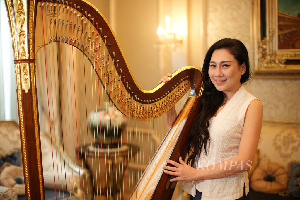 Penyanyi seriosa atau soprano Regina Handoko di rumahnya di kawasan Pondok Indah, Jakarta Selatan, Rabu (21/2/2024). Harpa adalah alat musik yang ia sukai selain piano. 