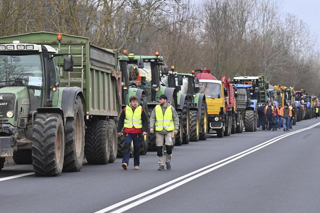 Petani Ceko membawa traktor di area penyeberangan perbatasan Hodonin dan Holic, perbatasan antara Ceko dan Slowakia, di Ceko, Kamis (22/2/2024).  