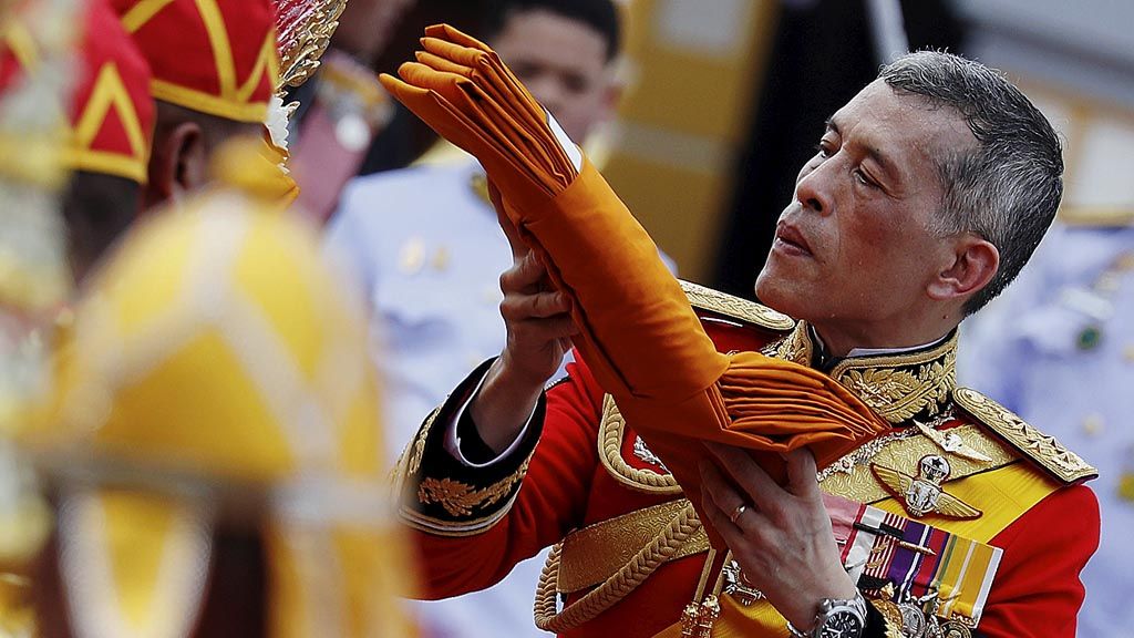 Raja Thailand Maha Vajiralongkorn turut serta dalam prosesi kremasi kerajaan terhadap mendiang Bhumibol Adulyadej di Istana Agung Bangkok, Thailand, Kamis (26/10). 