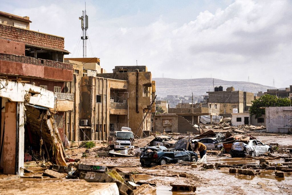 Pemandangan bangunan hancur dan mobil berserakan setelah diterjang banjir bandang di kota Derna, Libya timur, Senin (11/9/2023). 