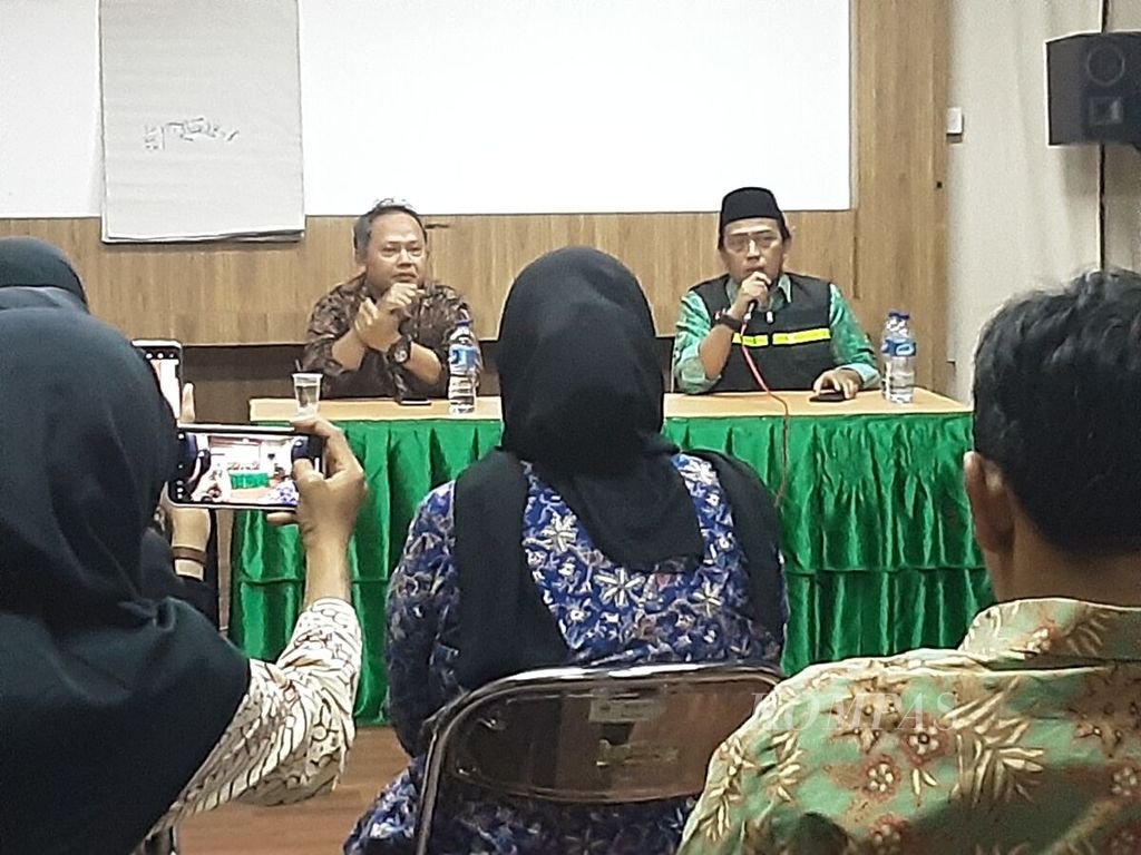 Direktur Bina Haji Kementerian Agama Arsyad Hidayat (kanan) menyampaikan materi di hadapan 60 anggota Media Center Haji 2023 di Asrama Haji Pondok Gede, Jakarta Timur, Minggu (9/4/2023) malam.