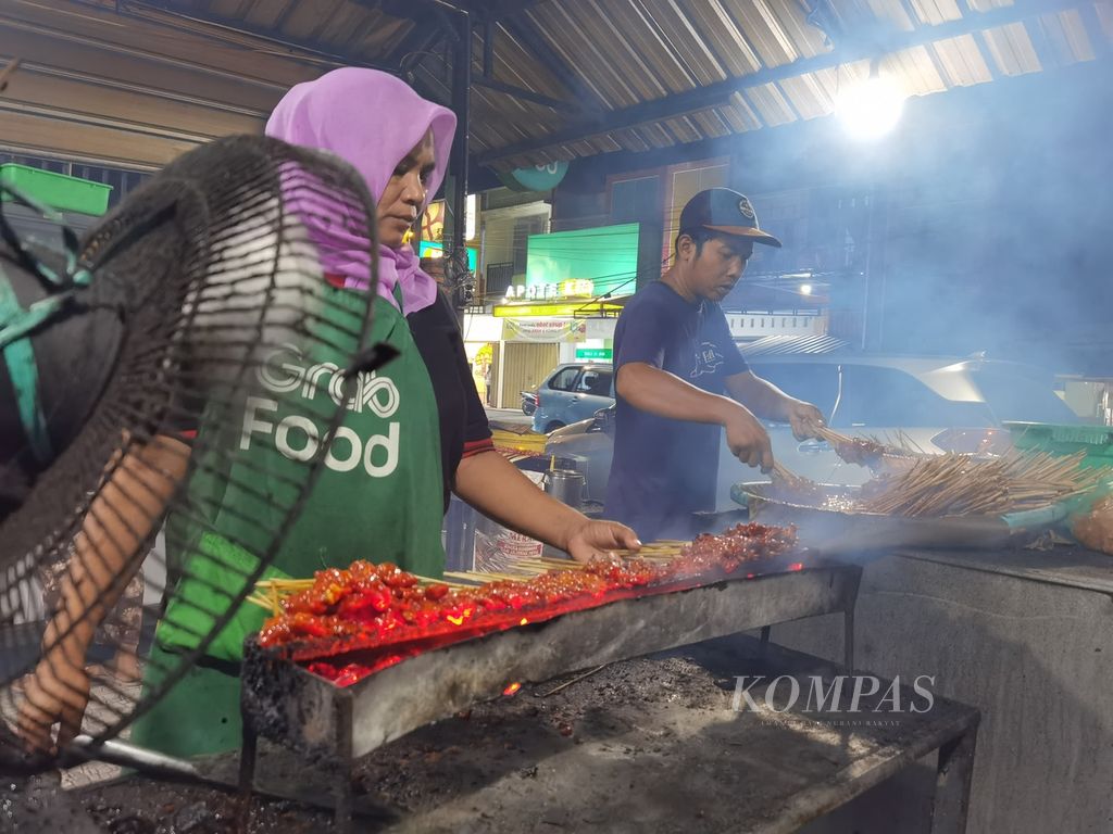 Proses pembakaran sate di Warung Sate Rembiga Ibu Hj Sinnaseh yang berada di kawasan Rembiga, Selaparang, Kota Mataram, Nusa Tenggara Barat, Selasa (21/2/2023). Satu porsi sate daging sapi dijual Rp 25.000 dengan isi sepuluh tusuk.