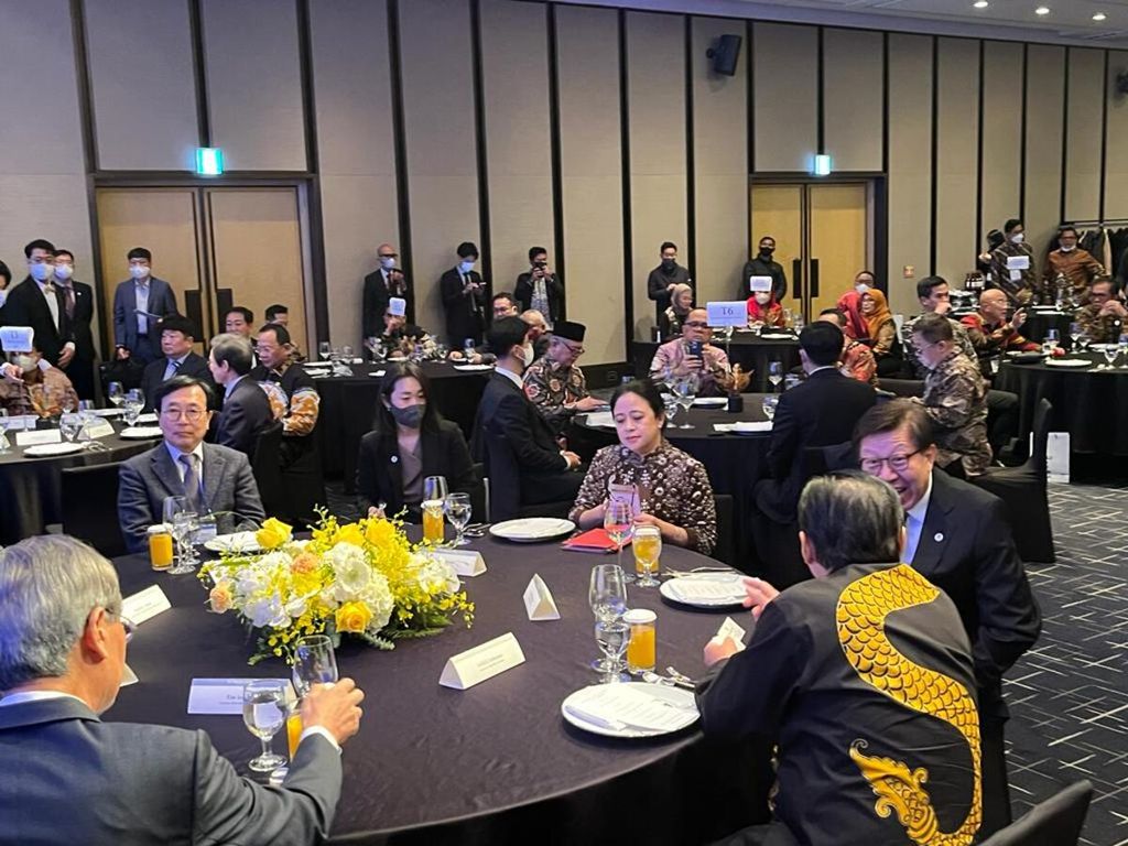 Ketua DPR Puan Maharani menghadiri acara makan malam yang digelar Wali Kota Busan, Korea Selatan, Minggu (6/11/2022). Puan ke Busan, antara lain untuk menerima gelar doktor kehormatan.