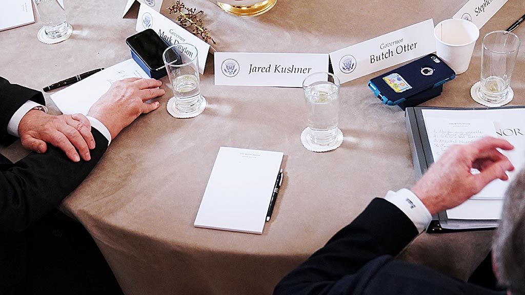Foto  yang diambil pada  Senin (26/2) menunjukkan tempat duduk di depan papan nama Penasihat Senior Gedung Putih,  Jared Kushner, kosong. Atas perintah Kepala Staf Gedung Putih John Kelly, akses menantu Presiden AS Donald Trump itu atas sejumlah informasi rahasia dihentikan.
