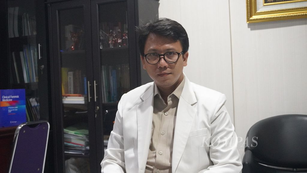 Ketua Umum Perhimpunan Dokter Forensik Indonesia Ade Firmansyah Sugiharto yang memimpin proses otopsi ulang Brigadir J saat ditemui di Jakarta pada Senin (8/8/2022). Saat ini proses pemeriksaan mikroskopis sampel jaringan masih dilakukan.