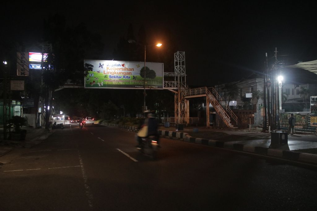Suasana sebagian Jalan Dago, Kota Bandung, Jawa Barat, Rabu (12/1/2022) malam. Sejumlah masyarakat di kawasan ini kerap beraktivitas hingga malam hari sehingga sering melintasi jalan tersebut.