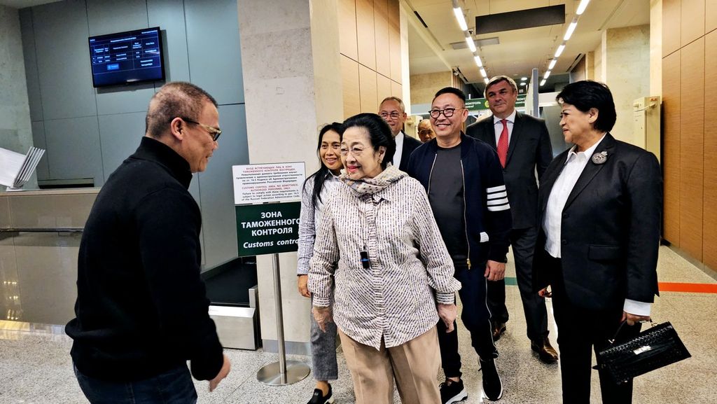 Suasana saat Presiden ke-5 RI tiba di Bandara Pulkova, Saint Petersburg, Rusia, Sabtu (14/9/2024) pukul 19.00 waktu setempat. Ketua DPP PDI-P Ahmad Basarah menyambutnya, bersama Duta Besar Dunia Pendidikan dan Iptek untuk Universitas Saint Petersburg Connie Rahakundini Bakrie.