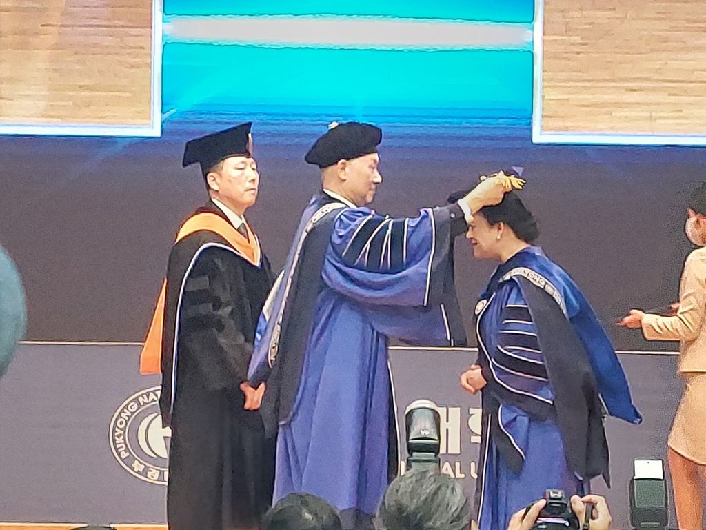 Ketua DPR RI Puan Maharani mendapat gelar doktor kehormatan dari Pukyong, National University, Busan, Korea Selatan, Senin (7/11/2022).