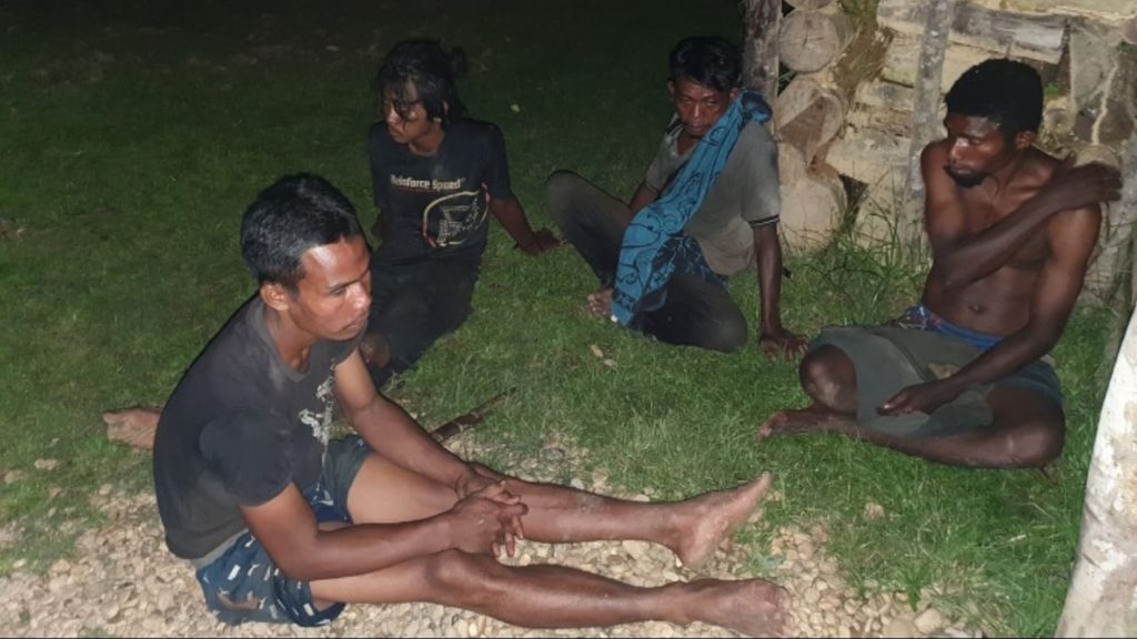 Tampak beberapa orang dari 12 pekerja jalan yang diduga diserang kelompok kriminal bersenjata di Kampung Mayerga, Kabupaten Teluk Bintuni, Papua Barat, Kamis (29/9/2022).