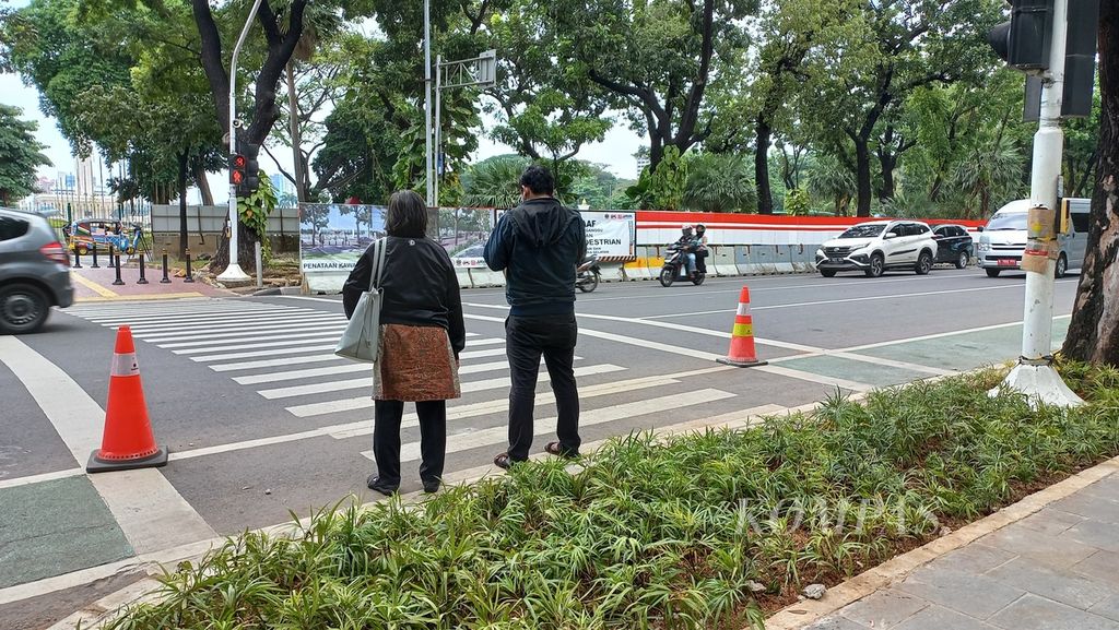 Fasilitas <i>pelican crossing</i> di Jalan Medan Merdeka Selatan, Jakarta Pusat, yang terputus dengan trotoar karena terhalang bidang tanaman.