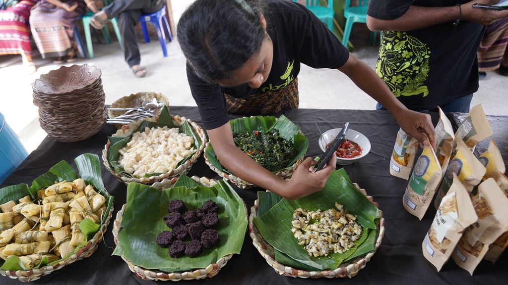 Peserta mengabadikan makanan dalam pelatihan kewirausahaan pengembangan pangan lokal di Sekolah Agro Sorgum, Desa Pajinian, Kecamatan Adonara Barat, Kabupaten Flores Timur, Nusa Tenggara Timur, Selasa (8/8/2023). 