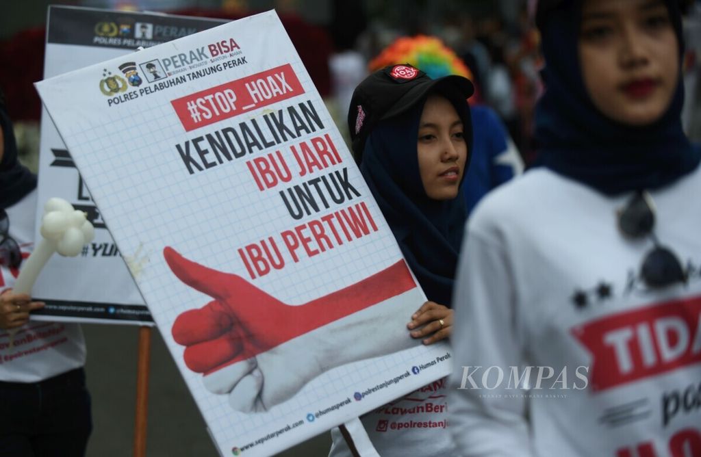 Peserta Surabaya Vaganza Parade Budaya dan Bunga melintasi Jalan Gubernur Suryo, Surabaya, Minggu (24/3/2019).