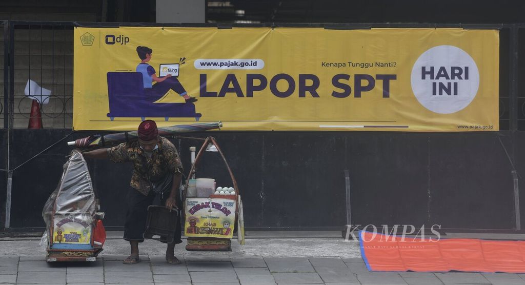 Spanduk sosialisasi pelaporan surat pemberitahuan (SPT) pajak tahunan terpasang di depan salah satu kantor pelayanan pajak di Tamansari, Jakarta Barat, Sabtu (19/2/2022). 