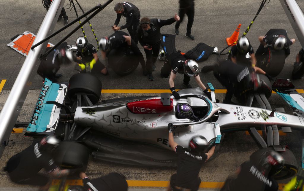 Mekanik menyiapkan mobil F1 Mercedes yang dikemudikan Lewis Hamilton mengawali hari ketiga tes pramusim Formula Satu di Sirkuit Barcelona-Catalunya, Montmelo, Barcelona, 25 Februari 2022.