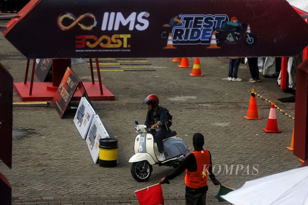 Pengunjung menjajal kendaraan roda dua saat berlangsung pameran Indonesia International Motor Show (IIMS) 2023 di JIExpo, Kemayoran, Jakarta Pusat, Senin (20/2/2023). 
