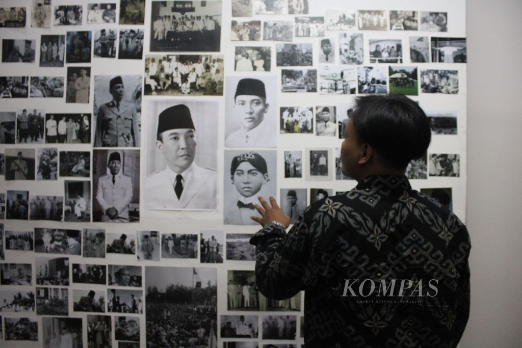 Salah satu pengunjung mengamati koleksi foto Proklamator Indonesia, Soekarno, di Gedung Indonesia Menggugat, Kota Bandung, Jawa Barat, Selasa (6/6/2023). Pameran ini dalam rangka memperingati hari kelahiran Presiden pertama Indonesia  tersebut.