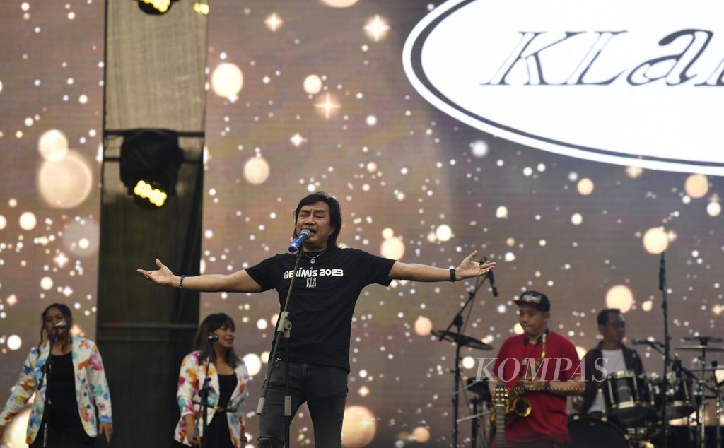 Vokalis KLa Project, Katon Bagaskara, saat tampil dengan format Klakustik dalam hari kedua Synchronize Festival 2023 di Gambir Expo Kemayoran, Jakarta,  2 September 2023. 