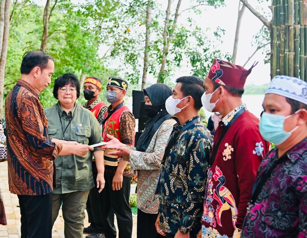 Presiden Joko Widodo menyerahkan 514 SK Perhutanan Sosial untuk lahan seluas 321.000 hektar, 19 SK Hutan Adat seluas 77.000 hektare, dan 46 SK Tanah Obyek Reforma Agraria (TORA) di Balikpapan, Kalimantan Timur, Rabu (22/2/2023) sore.
