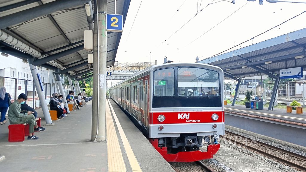 Sejumlah penumpang menunggu kedatangan KRL di Stasiun Cisauk, Kabupaten Tangerang, Minggu (15/9/2024).