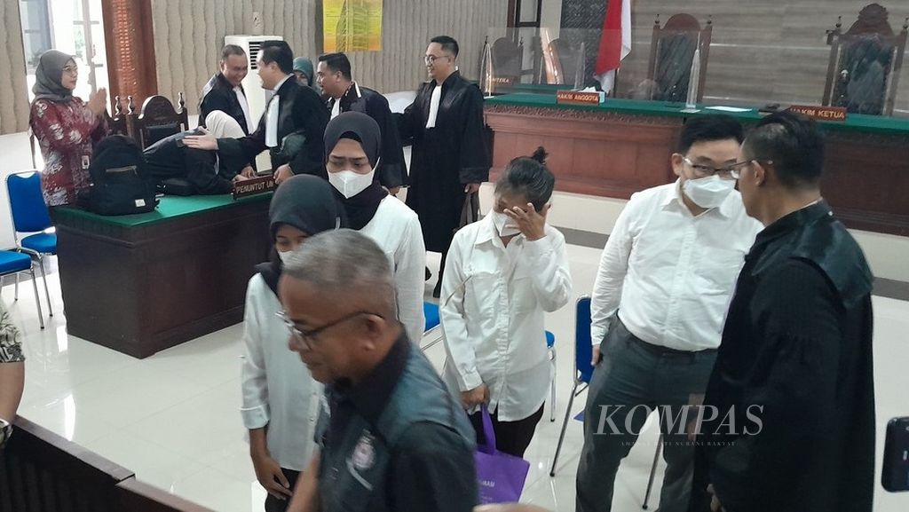 Keempat terdakwa kasus sirop obat batuk yang berbuntut pada gagal ginjal akut, keluar ruang sidang usai sidang putusan di Pengadilan Negeri Kediri, Jawa Timur, Rabu (1/11/2023).