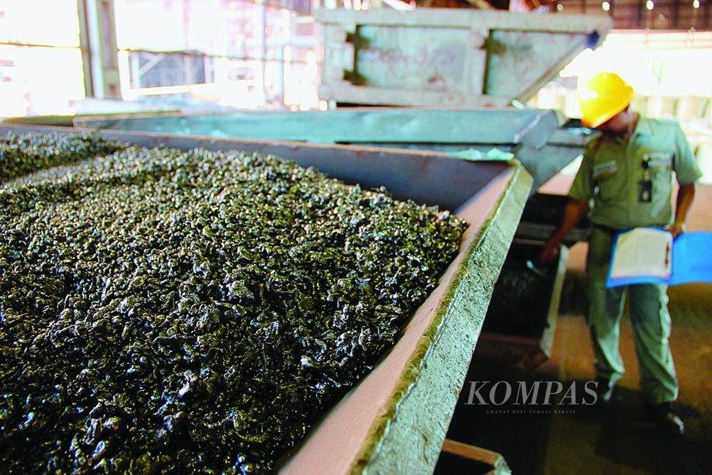 Pekerja memeriksa produk feronikel hasil pengolahan bijih nikel di pabrik PT Aneka Tambang (Antam) di Pomalaa, Kabupaten Kolaka, Sulawesi Tenggara, Jumat (11/5/2011). PT Antam merupakan satu-satunya perusahaan tambang yang memiliki pabrik feronikel dari puluhan perusahaan tambang nikel yang beroperasi di Sultra.