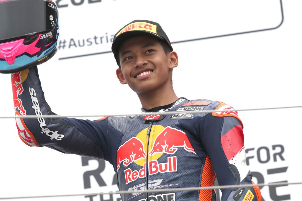 Veda Ega Pratama merayakan podium perdananya di ajang Red Bull Rookies Cup MotoGP dengan finis di posisi ketiga dalam balapan kedua di Sirkuit Red Bull Ring, Spielberg, Austria, Minggu (18/8/2024). Podium perdana ini dipersembahkan oleh Veda untuk Indonesia yang merayakan Kemerdekaan ke-79. Ajang Red Bull Rookies Cup merupakan jenjang awal bagi para pebalap muda untuk mencapai level MotoGP. 