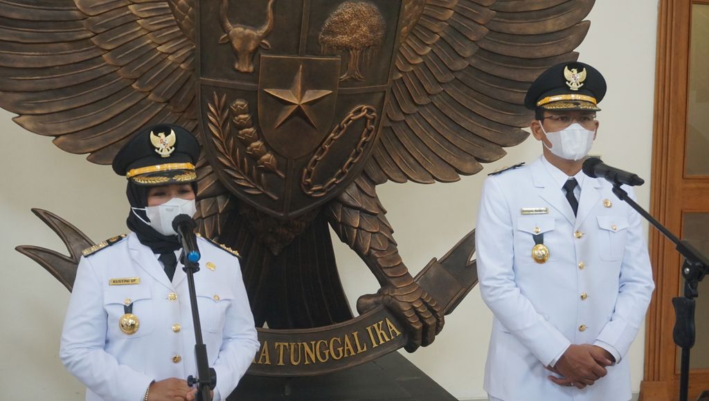 Bupati Sleman Kustini Sri Purnomo (kiri) menyampaikan rencananya setelah dilantik, di kompleks Kantor Gubernur Daerah Istimewa Yogyakarta, Jumat (27/2/2021).