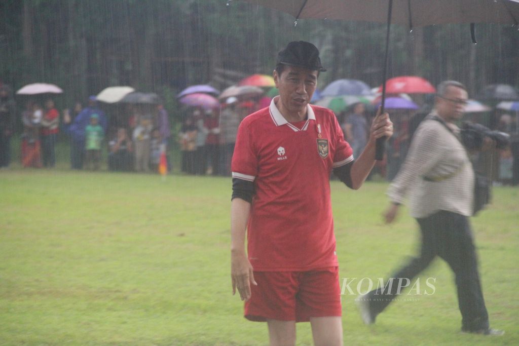Presiden Joko Widodo memasuki lapangan untuk bermain sepak bola bersama anak-anak di Lapangan Gamplong, Kabupaten Sleman, Daerah Istimewa Yogyakarta, Sabtu (24/1/2024) sore. Presiden Jokowi berperan sebagai penjaga gawang dalam permainan itu.
