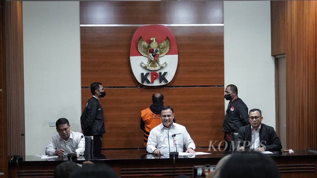 Ketua Komisi Pemberantasan Korupsi Firli Bahuri (tengah) saat memimpin ekspose penahanan Bupati Mamberamo Tengah Ricky Ham Pagawak di Gedung KPK, Jakarta, Senin (20/2/2023). Ricky ditangkap KPK di Jayapura pada Minggu (19/2/2023) dan resmi ditahan Senin (20/2/2023). Ricky diduga menerima suap Rp 24,5 miliar dari tiga kontraktor terkait pengadaan barang dan jasa. 