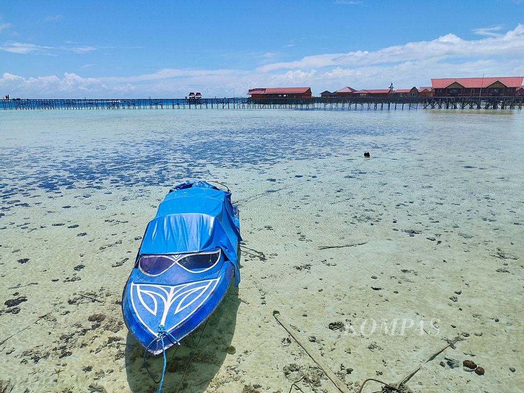 Sebuah <i>speed boat </i>tengah bertaut di pinggiran resor Pulau Derawan, Kabupaten Berau, Kalimantan Timur, Minggu (25/2/2024).