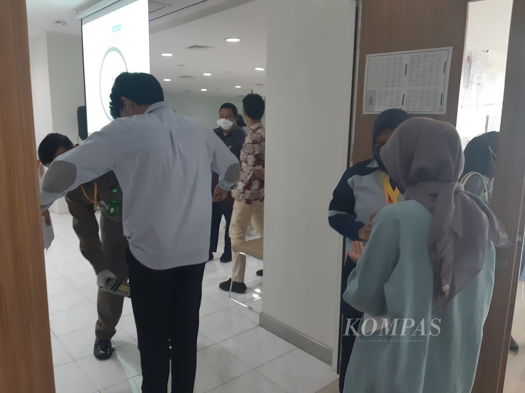 Peserta UTBK-SBMPTN 2022 di Kampus Universitas Indonesia di Salemba, Jakarta,  Rabu (18/5/2022), diperiksa dengan <i>metal detector </i>sebelum memasuki ruang ujian. Peserta hanya diizinkan membawa alat tulis dan tanda pengenal. Pemeriksaan yang ketat ini untuk mengantisipasi upaya kecurangan dengan memanfaatkan kecanggihan teknologi digital.