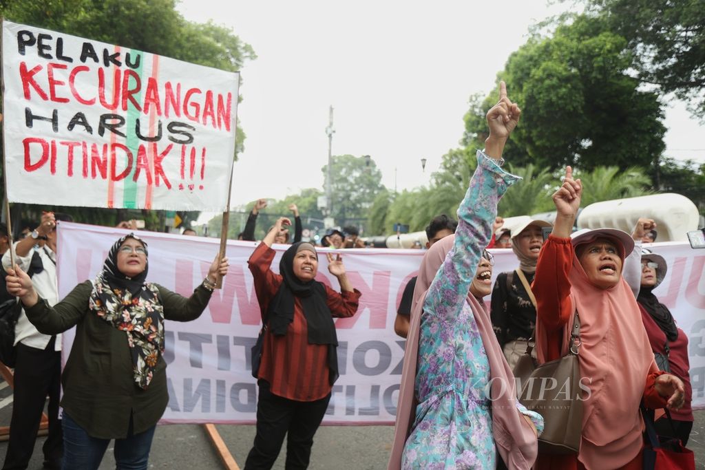 Demonstran melakukan aksi di depan Kantor Komisi Pemilihan Umum (KPU), Jakarta, Rabu (21/2/2024). Peserta aksi yang tergabung ke dalam Poros Buruh menggelar demonstrasi karena menganggap terdapat banyak permasalahan dalam pelaksanaan pemilu tahun ini. 