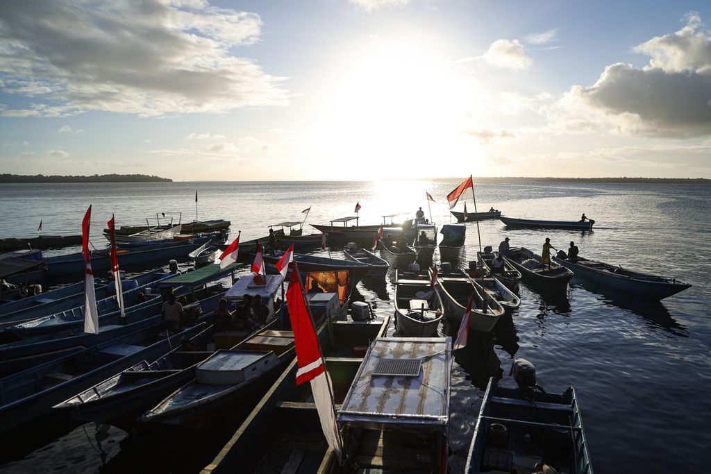 Kapal-kapal nelayan bersandar di dermaga PT Samudera Indonesia Sejahtera (PT SIS), Tual, Maluku, Minggu (2/6/2024). Uji coba penangkapan ikan terukur resmi dijalankan pada Zona III wilayah pengelolaan perikanan. Terdapat empat pelabuhan perikanan yang akan menjadi percontohan dalam uji coba itu, yakni Pelabuhan Perikanan Nusantara (PPN) Tual dan Pelabuhan Perikanan (PP) Tual di Kota Tual, Maluku. Selain itu, Pelabuhan Perikanan Benjina di Kepulauan Aru dan Pelabuhan Perikanan Pantai (PPP) Dobo, Maluku. 