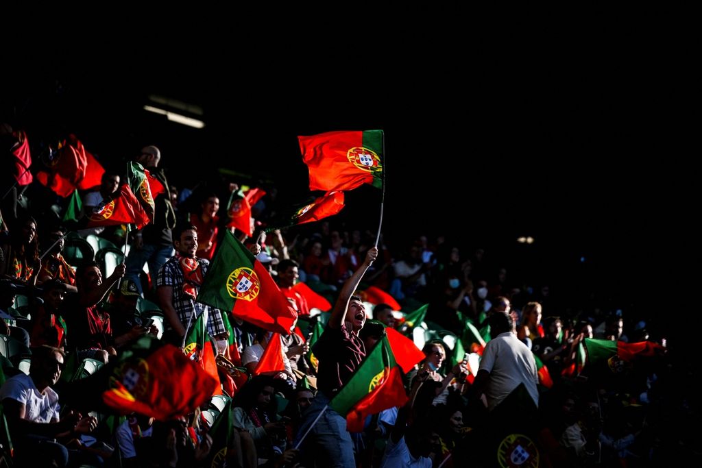 Pendukung Portugal memadati tribune saat pertandingan Portugal melawan Swiss dalam babak penyisihan Liga Nasional Eropa grup 2 di Stadion Jose Alvalade, Lisabon, Portugal, Senin (6/6/2022) dini hari WIB. Portugal menang telak 4-0.