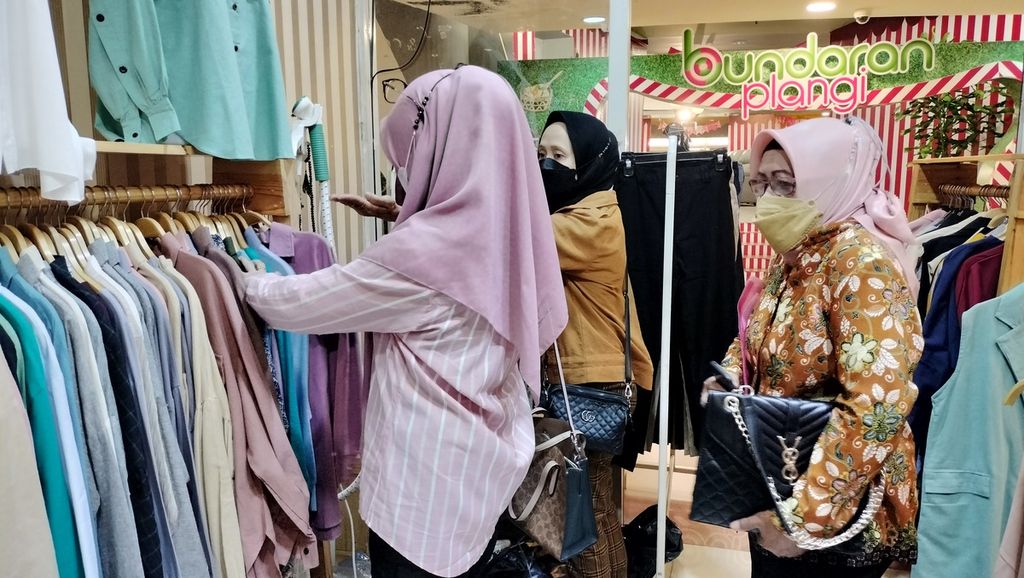 Pengunjung melihat-lihat pakaian di Plaza Semanggi, Jakarta Selatan, Jumat (14/10/2022).