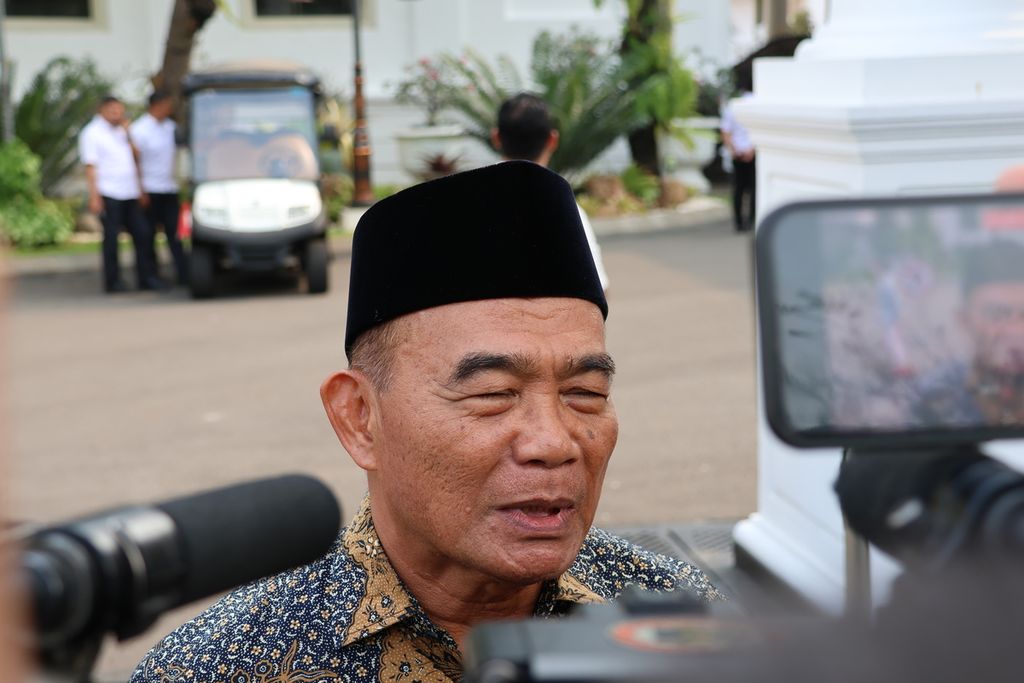 Menteri Koordinator Bidang Pembangunan Manusia dan Kebudayaan Muhadjir Effendy memberikan keterangan kepada wartawan di Kompleks Istana Kepresidenan, Jakarta, Senin (11/12/2023).