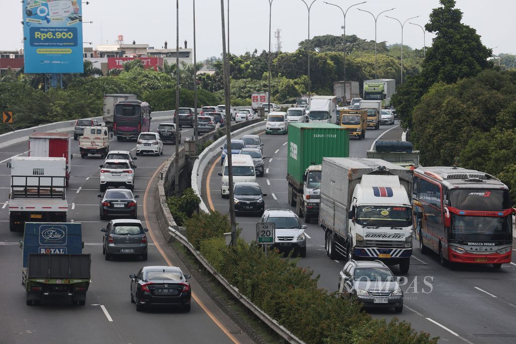 Trucks pass on the Jakarta Outer Ring Road (JORR) section in the Pondok Pinang area, Jakarta, Thursday (12/15/2022). The Ministry of Transportation will prohibit trucks and other goods from crossing toll and non-toll roads during the 2022 Christmas and 2023 New Year holidays.