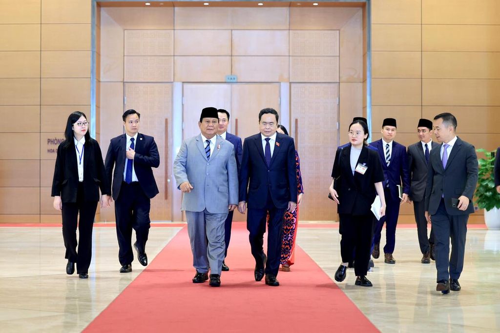 Menteri Pertahanan RI Prabowo Subianto (kiri) berjalan beriringan dengan Ketua Majelis Nasional Vietnam Tran Thanh Man (kanan) dalam kunjungannya ke Vietnam, Sabtu (14/9/2024).