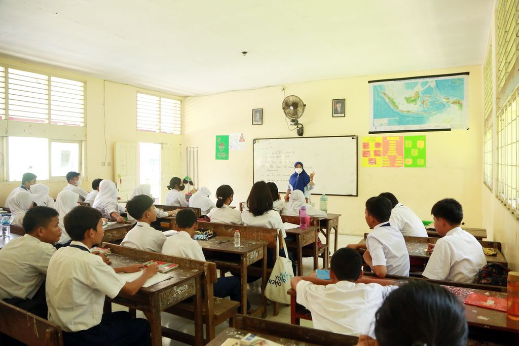 Guru Sekolah Menengah Pertama (SMP) Budaya, Dermiatin (45), memberikan penjelasan terkait mata pelajaran di SMP Budaya, Duren Sawit, Jakarta Timur, Selasa (22/11/2022).