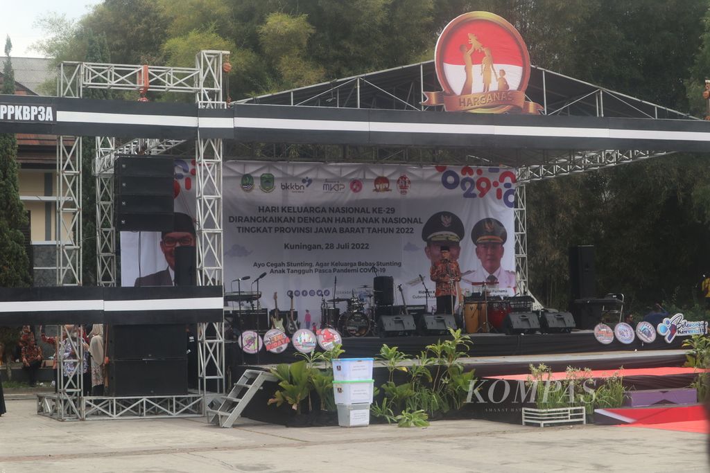 Gubernur Jabar Ridwan Kamil menyampaikan sambutan dalam peringatan Hari Keluarga Nasional dan Hari Anak Nasional tingkat Jawa Barat di Pandapa Pratama, Kabupaten Kuningan, Kamis (28/7/2022).