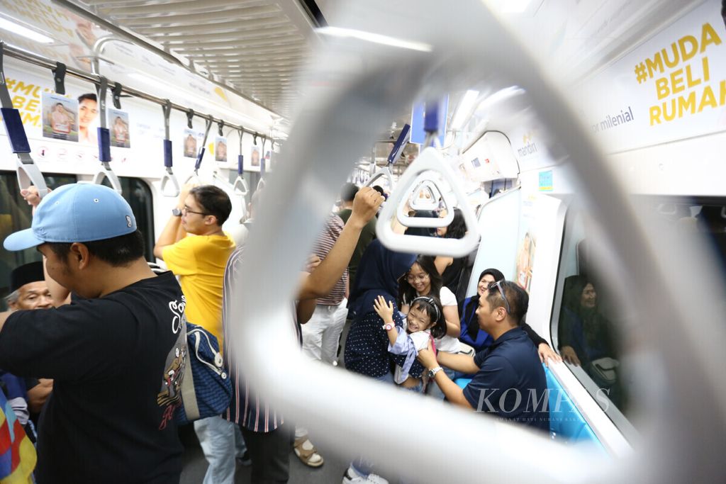 Kepadatan penumpang di dalam MRT saat bertolak ke Stasiun Bundaran Hotel Indonesia, Jakarta, Sabtu (8/6/2019). Libur Lebaran dimanfaatkan oleh warga untuk menjajal transportasi massal baru MRT sehingga terjadi kepadatan penumpang.