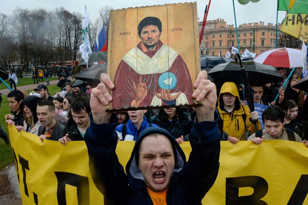 Demonstran dengan lukisan ikon bergaya yang menggambarkan pendiri Telegram, Pavel Durov, memprotes pemblokiran aplikasi pengiriman pesan populer itu di Rusia, selama unjuk rasa May Day di Saint Petersburg, 1 Mei 2018.