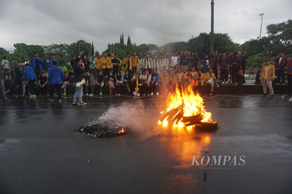 Sekitar 200 mahasiswa menggelar demonstrasi di Alun-alun Purwokerto, Kabupaten Banyumas, Jawa Tengah, Senin (19/2/2024).