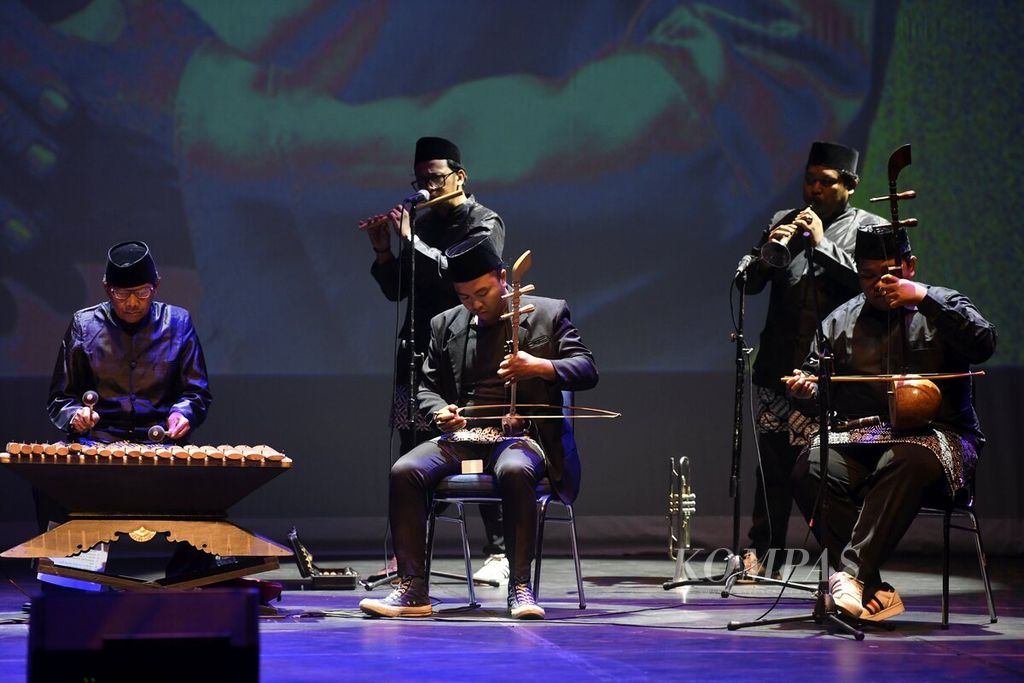 Kelompok kesenian gambang kromong Sinar Baru dari Bogor tampil sebagai pembuka dalam International Ethnic Music Festival di Graha Bhakti Budaya, Taman Ismail Marzuki, Jakarta, Senin (7/11/2022). 