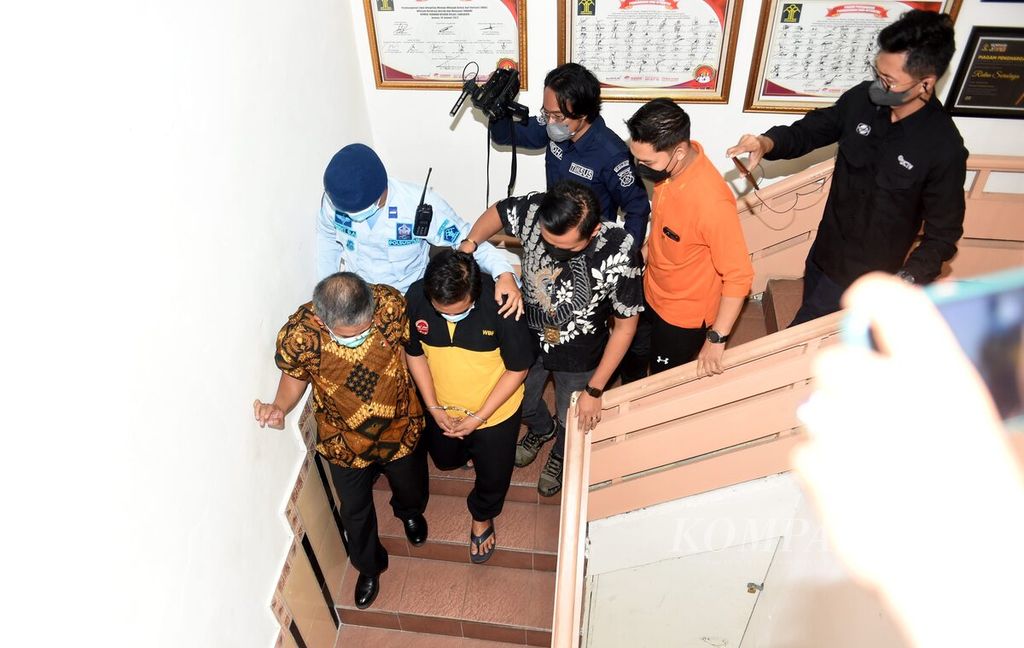 Tersangka MSAT (42) saat akan kembali dibawa ke ruang tahanan seusai rilis kasus kekerasan seksual atas santri di Rumah Tahanan Kelas I Surabaya, Sidoarjo, Jawa Timur, Jumat (8/7/2022).