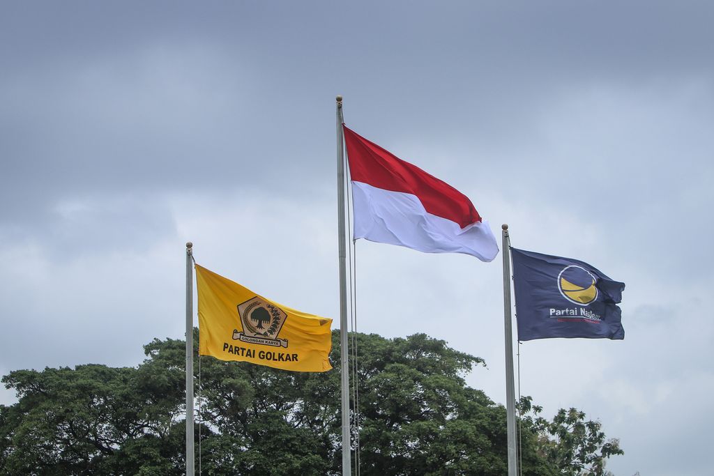 Bendera Merah Putih beserta bendera Partai Golkar dan Partai Nasdem berkibar di halaman Kantor DPP Partai Golkar, Jakarta, Rabu (1/2/2023). 