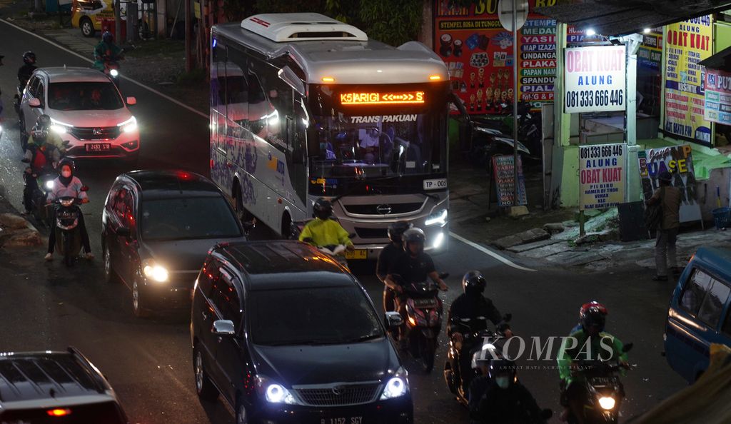 Armada bus Biskita Trans Pakuan melintasi kawasan Karadenan, Kota Bogor, Jawa Barat, Jumat (12/11/2021). 